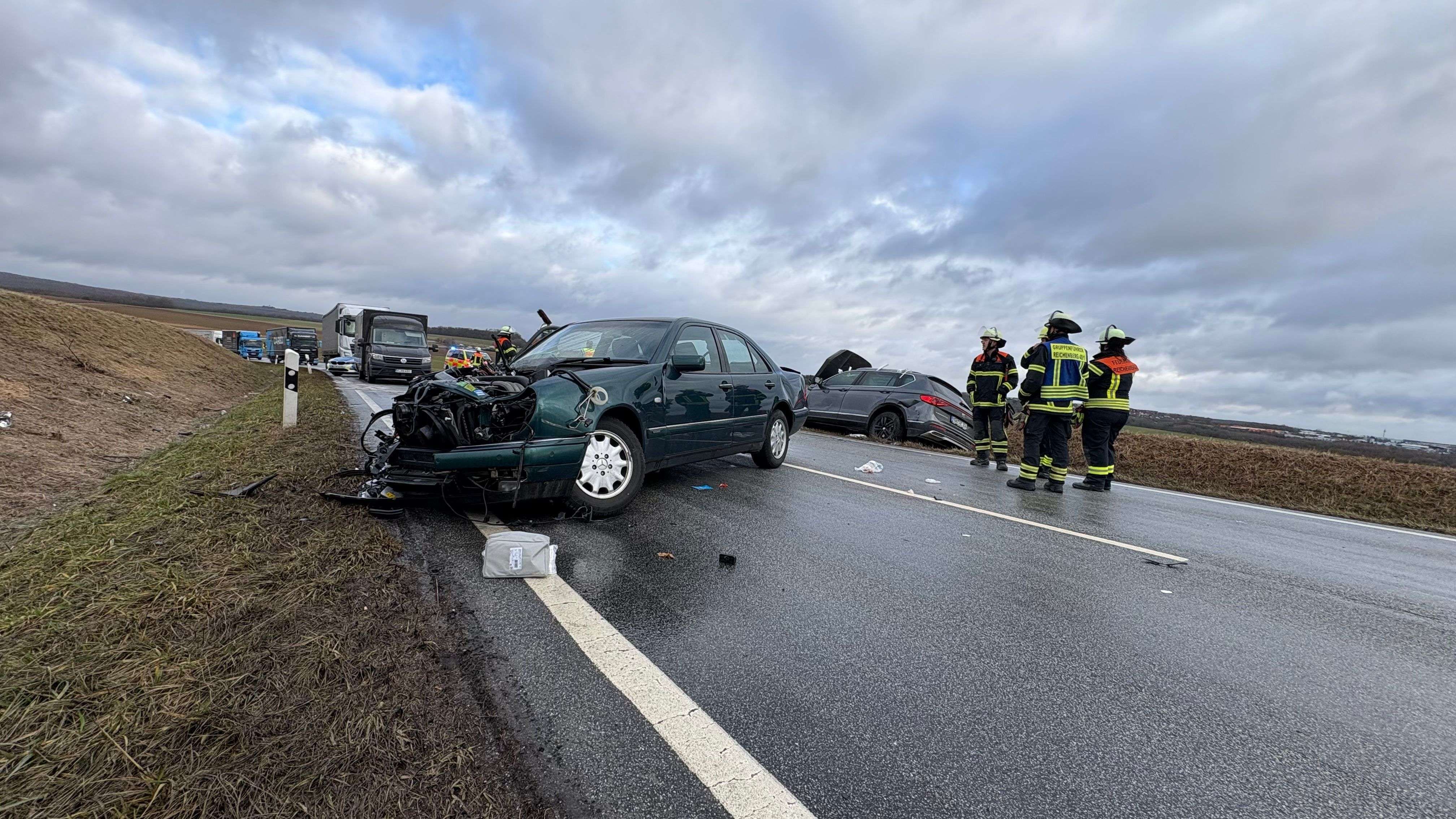 Video: Frontalcrash auf Bundesstraße: Zwei Menschen werden schwerverletzt - Straße voll gesperrt