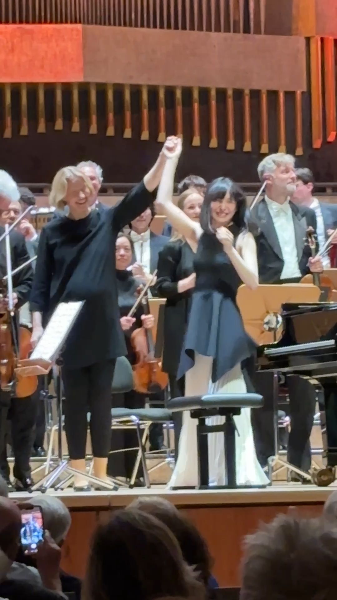 Video: Applaus für Joana Mallwitz und Alice Sara Ott beim Meisterkonzert in der Meistersingerhalle