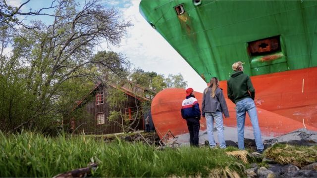Der Nachbar klingelte und fragte: „Habt ihr das Schiff gesehen?“