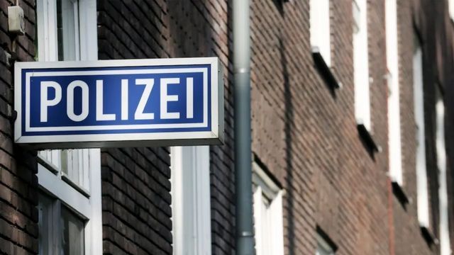 Ermittlungen gegen 17 Polizisten in Frankfurt – Dienststellen und Wohnungen durchsucht