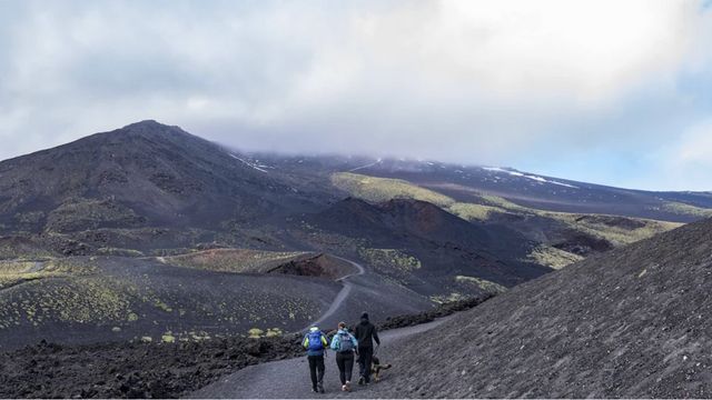 Neue Regeln: Touristen müssen nun Eintritt für Europas größten Vulkan zahlen
