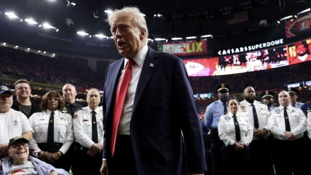 Beim Super Bowl zeigt die NFL überall Mittelfinger an Trump