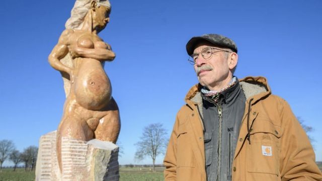 Video: Statue von nackter Frau an Straße sorgt für Aufregung