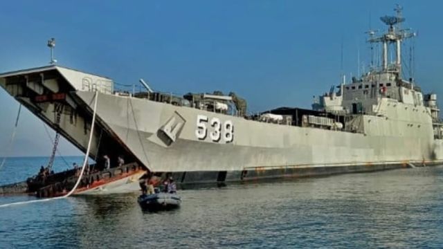 Indonesische Marine versenkt ehemaliges DDR-Landungsschiff aus dem Kalten Krieg