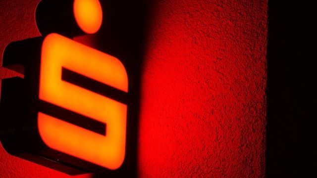 Video: Sparkassen-Vorstände verdienen im Schnitt 439.000 Euro
