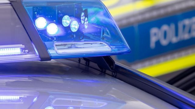 Video: Mann kann teure Taxifahrt nicht zahlen und wirft mit Steinen