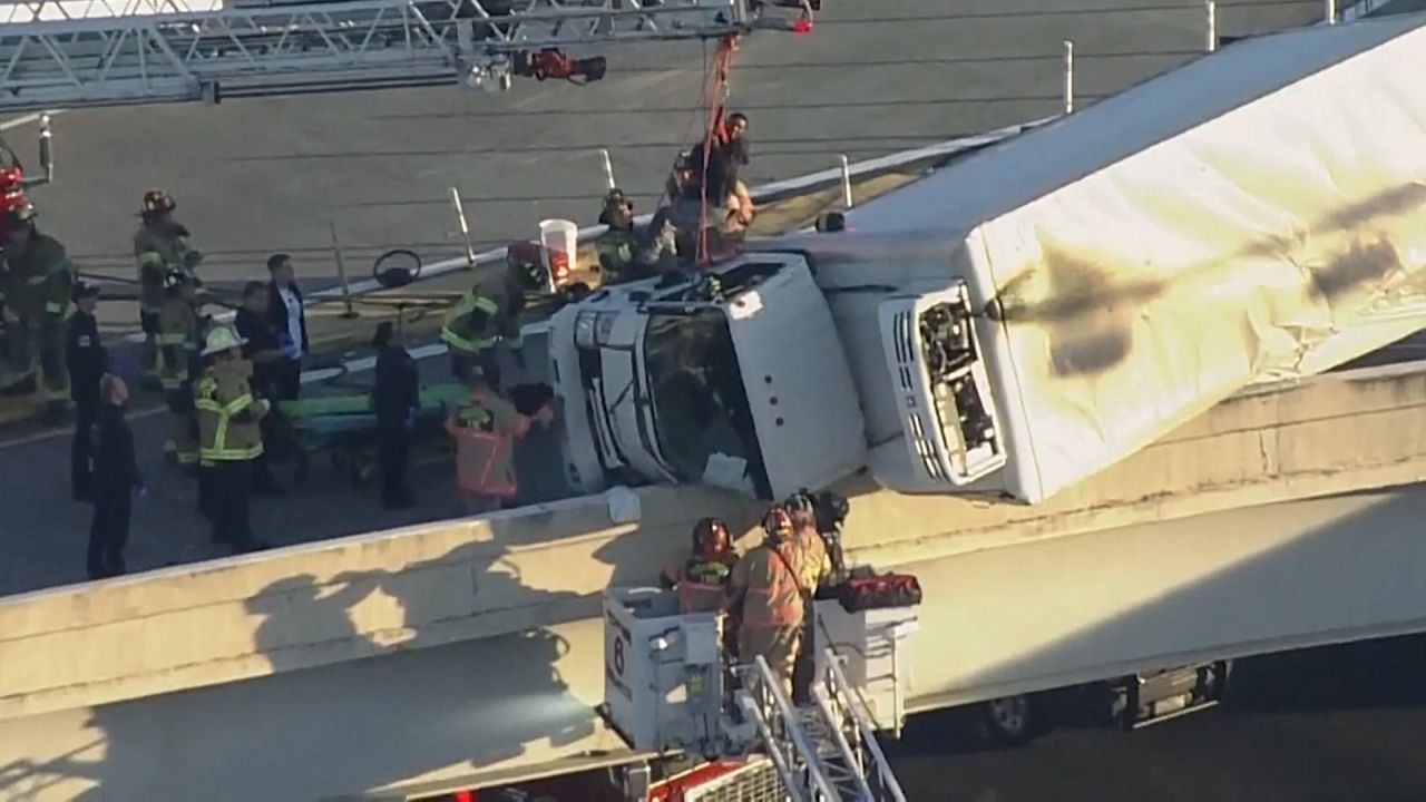 Lkw hängt von Brücke: Feuerwehr in Texas führt dramatische Rettungsaktion durch