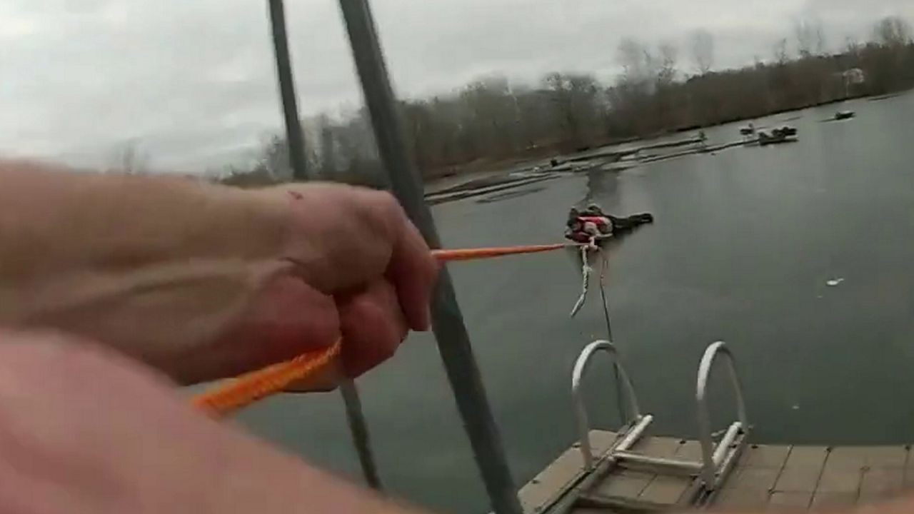 Zwei Angler und Hund brechen ins Eis ein: Polizist in Minnesota wird zum Lebensretter