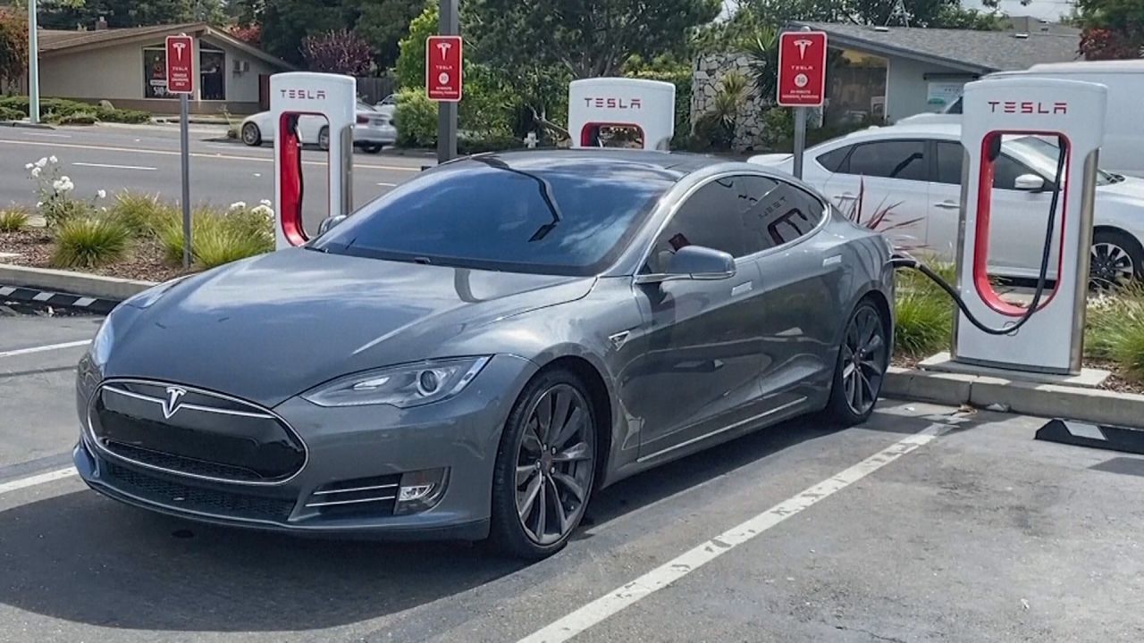 Wegen Autopilot-Problemen: Tesla ruft zwei Millionen Fahrzeuge zurück