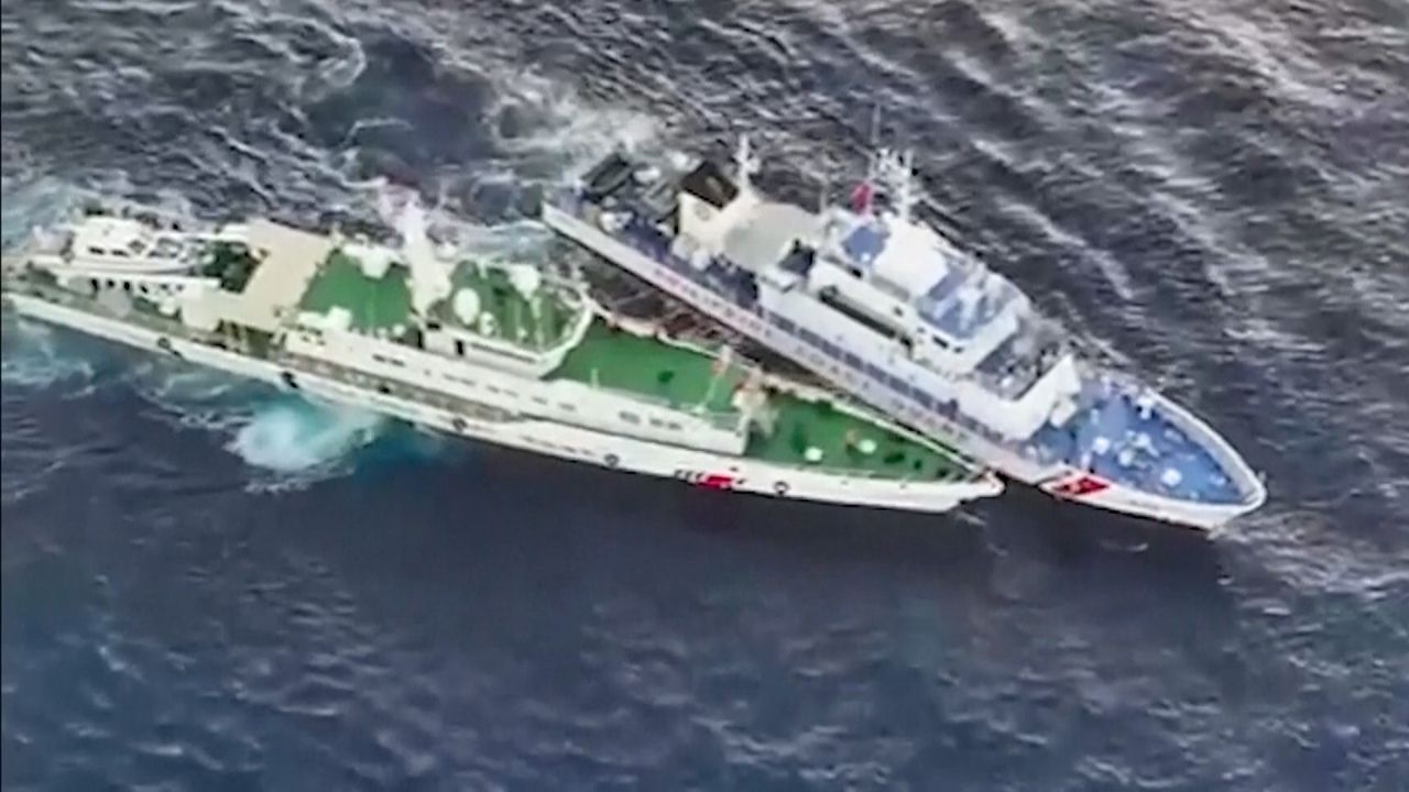 Confrontation in the South China Sea: China blocks Philippine ships