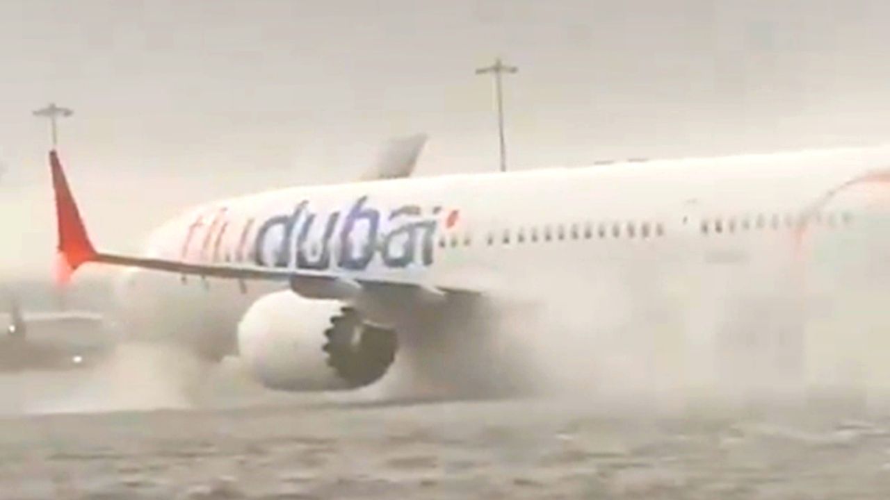 Überflutetes Rollfeld: Flugzeuge kämpfen sich in Dubai ihren Weg durchs Wasser