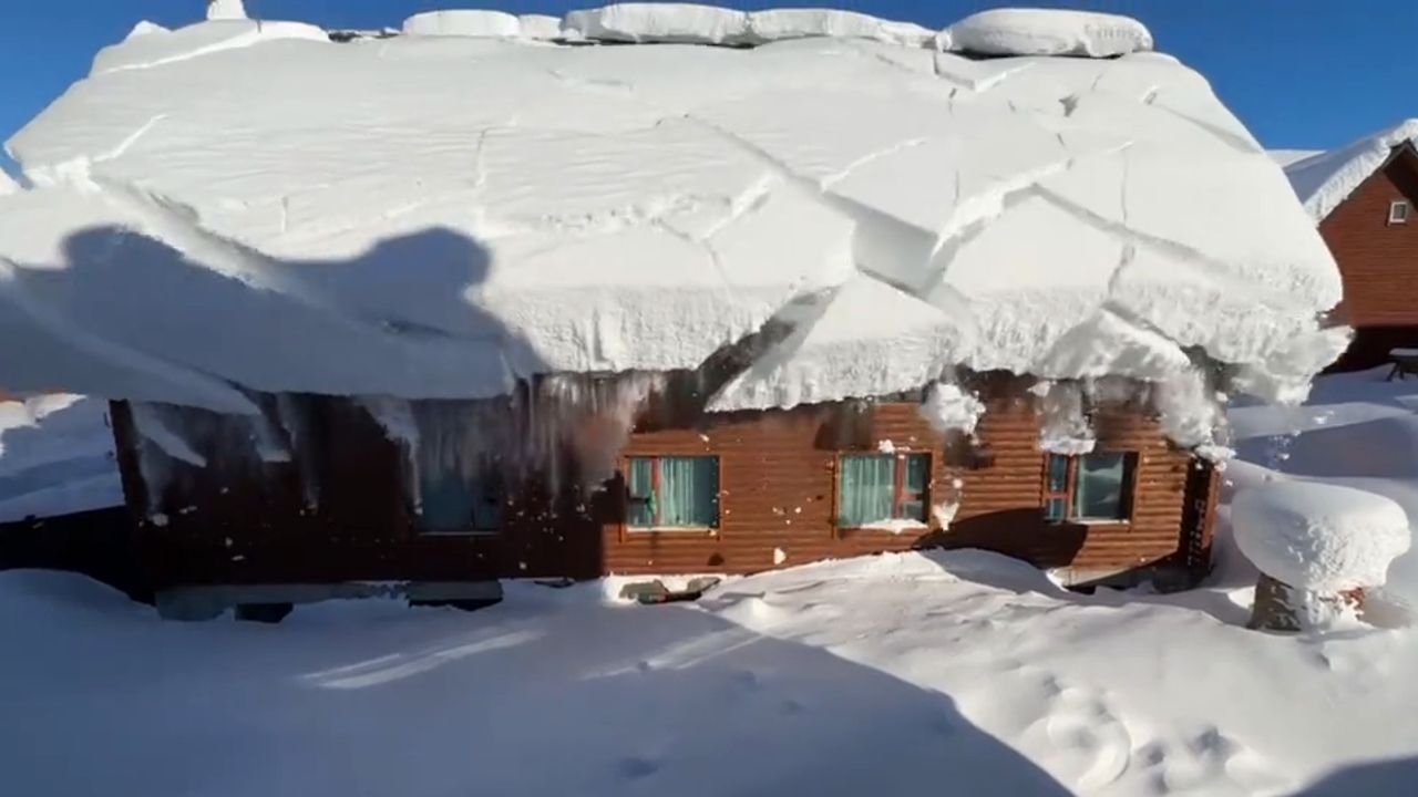 Beeindruckende Dachlawine: Arbeiter sorgen für Schneegestöber