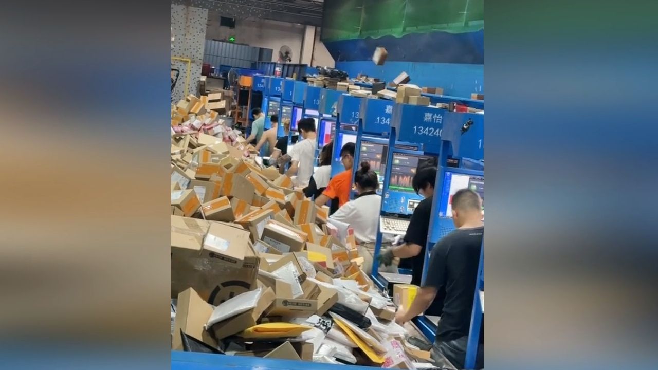Wahnsinniges Tempo: Postmitarbeiter in China sortieren Briefe und Pakete