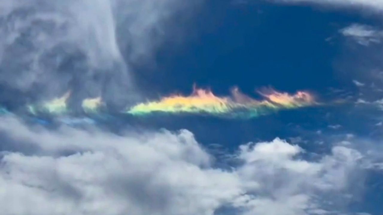 Atemberaubendes Naturphänomen: „Feuer-Regenbogen“ über China gefilmt