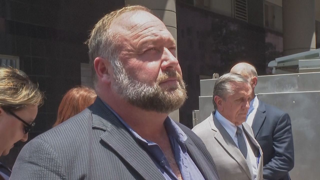 Wegen Verschwörungstheorien: Gericht zieht Vermögen von Alex Jones ein