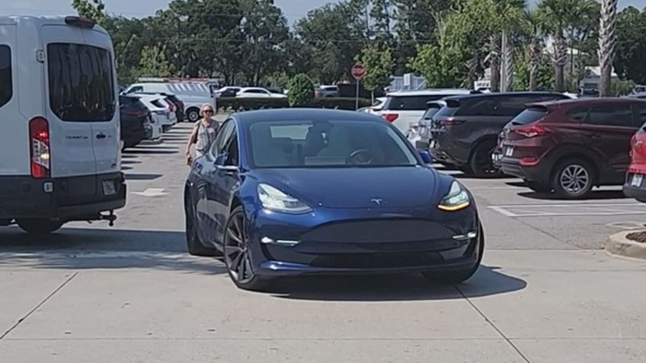 Keiner am Steuer: Telsa baut beim Ausparken beinahe Unfall