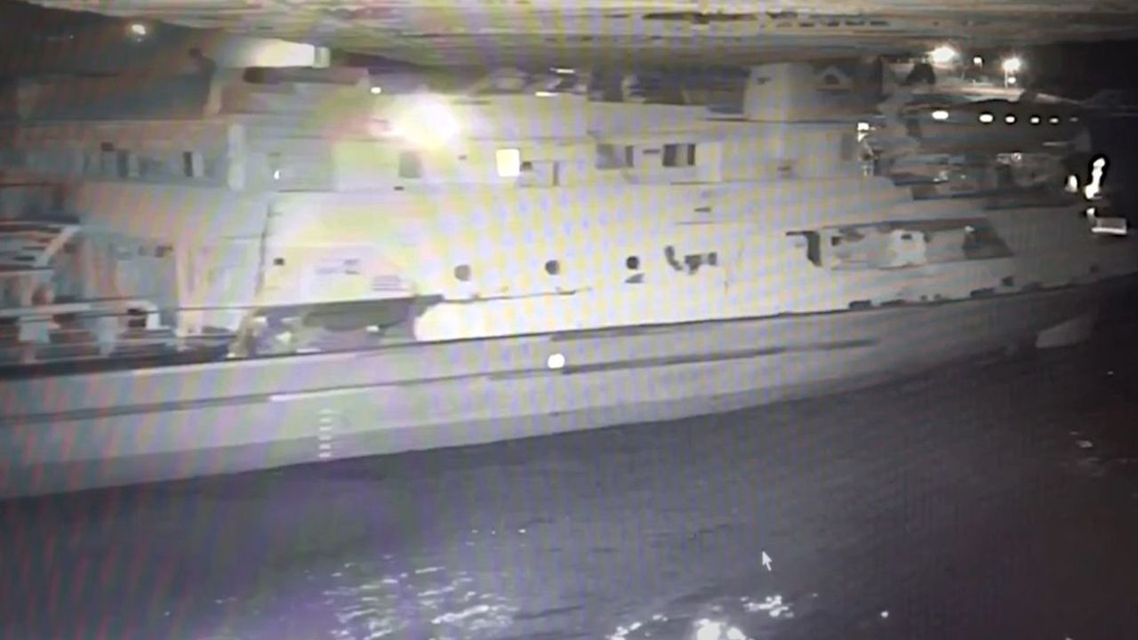 Höhe offenbar unterschätzt: Kapitän verkeilt Frachter unter Brücke