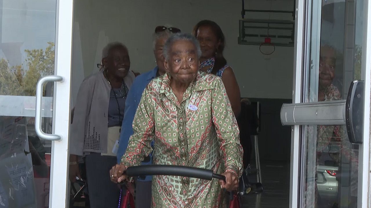 „Wählt für unsere Rechte” – 103-Jährige geht in Florida wählen - Video