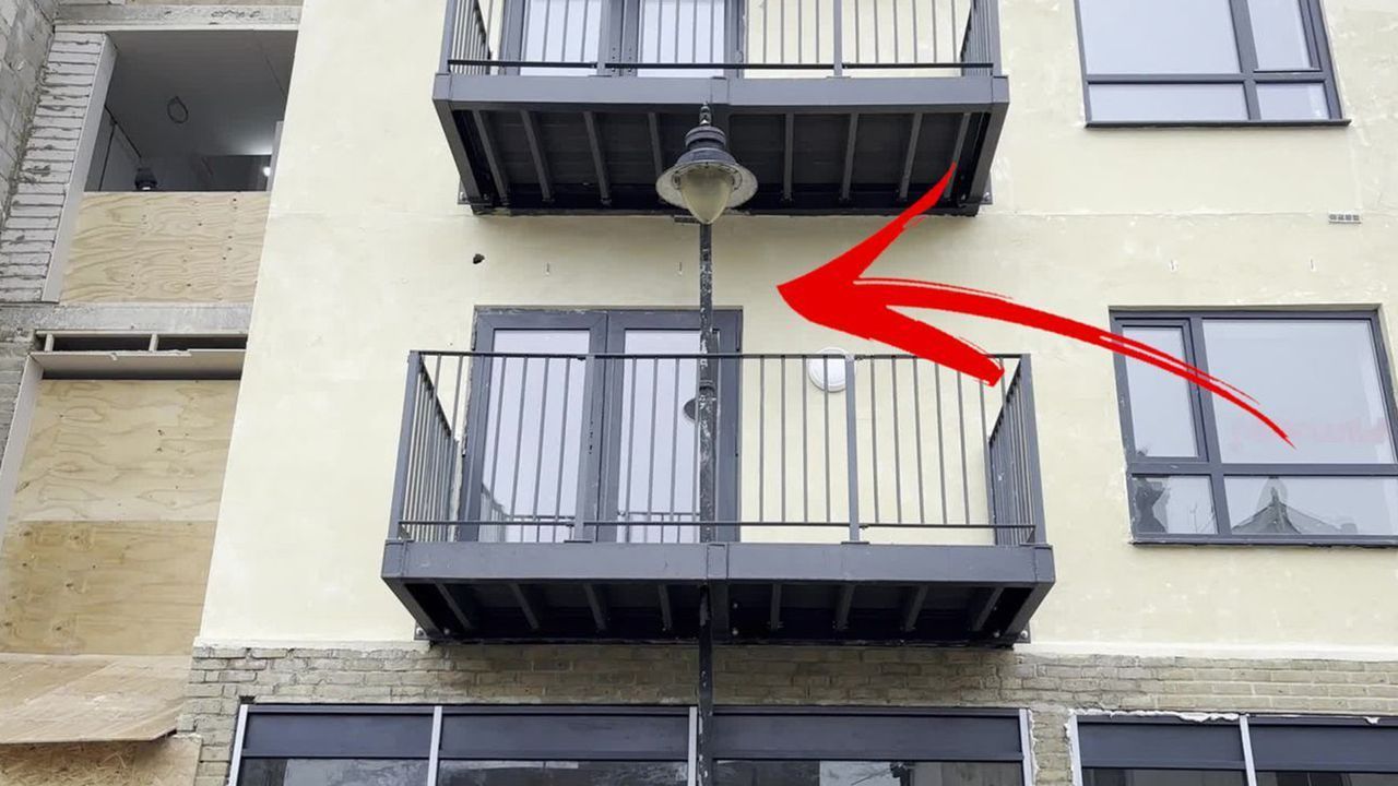 Kostenlose Beleuchtung oder Fluchtweg? Firma baut Balkon um Straßenlaterne
