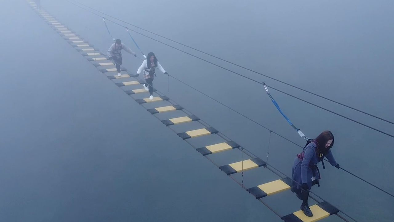 Auf 2.200 Metern Höhe durch den Nebel – diese Hängebrücke hat es in sich