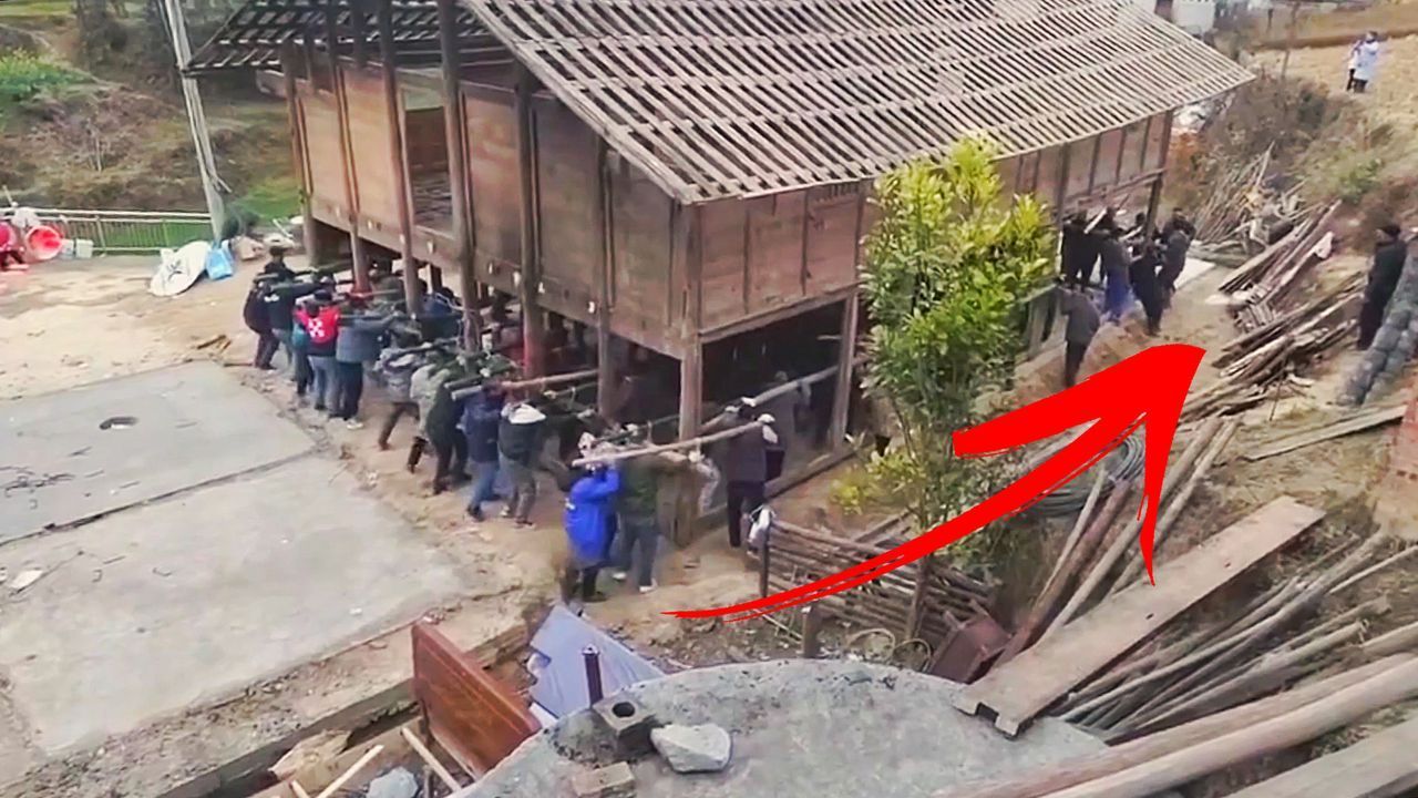 Gemeinsam angepackt: Dorfbewohner in China heben ganzes Haus an