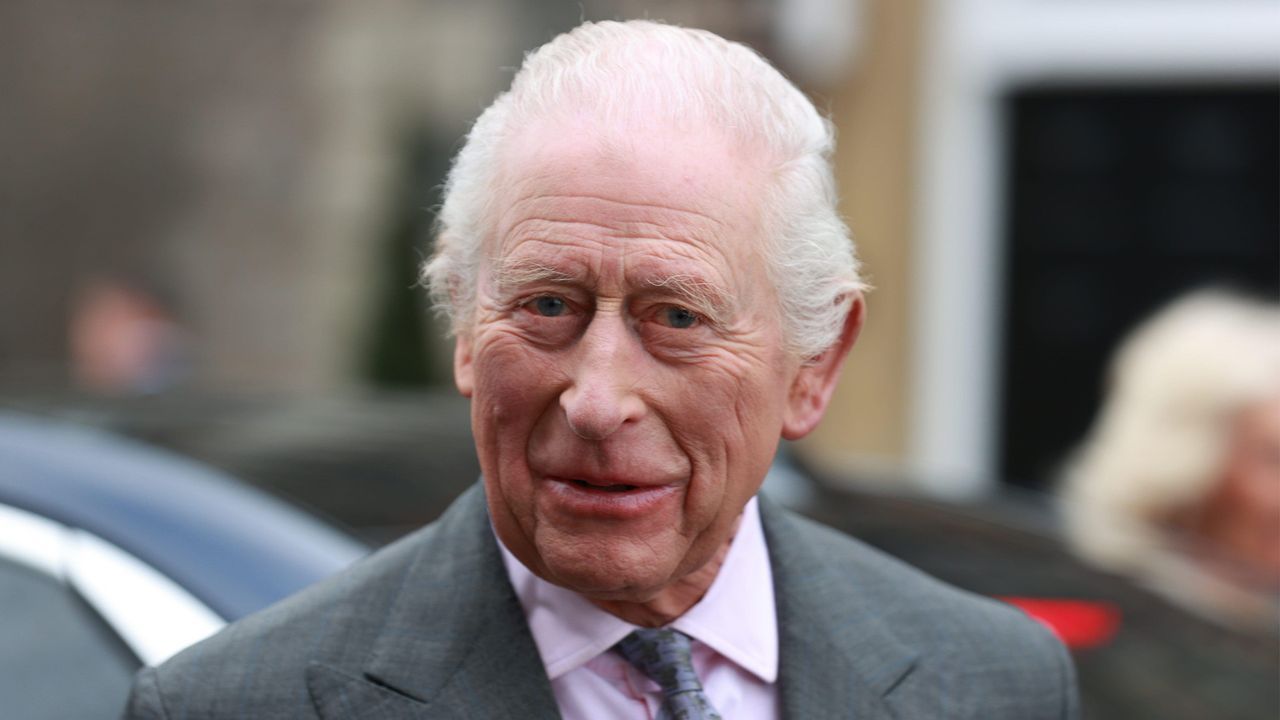 Video: Nebenwirkungen bei Krebstherapie: König Charles zur Beobachtung in Klinik