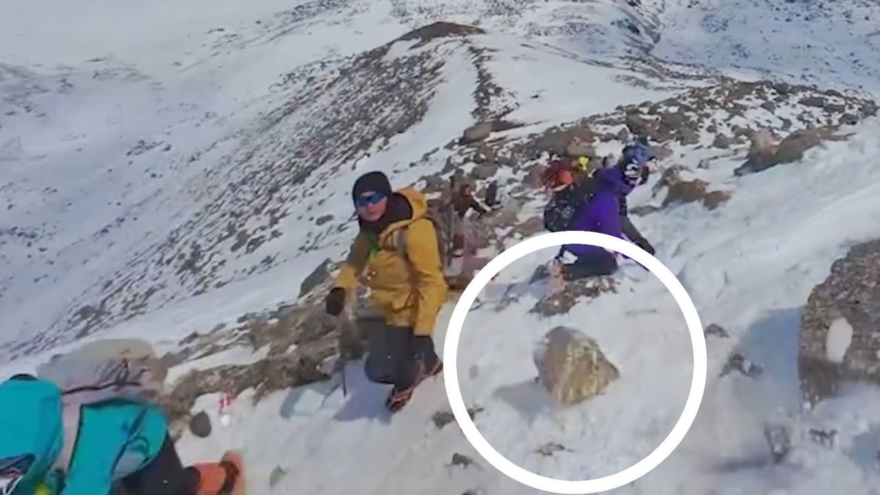 Video: Felsbrocken kommt Berg herunter – Wanderer haben unglaubliches Glück