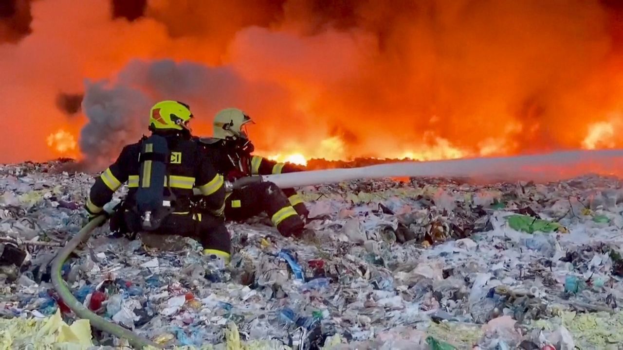 Video: Inferno bei Prag: Feuer auf Mülldeponie hält hunderte Einsatzkräfte in Atem