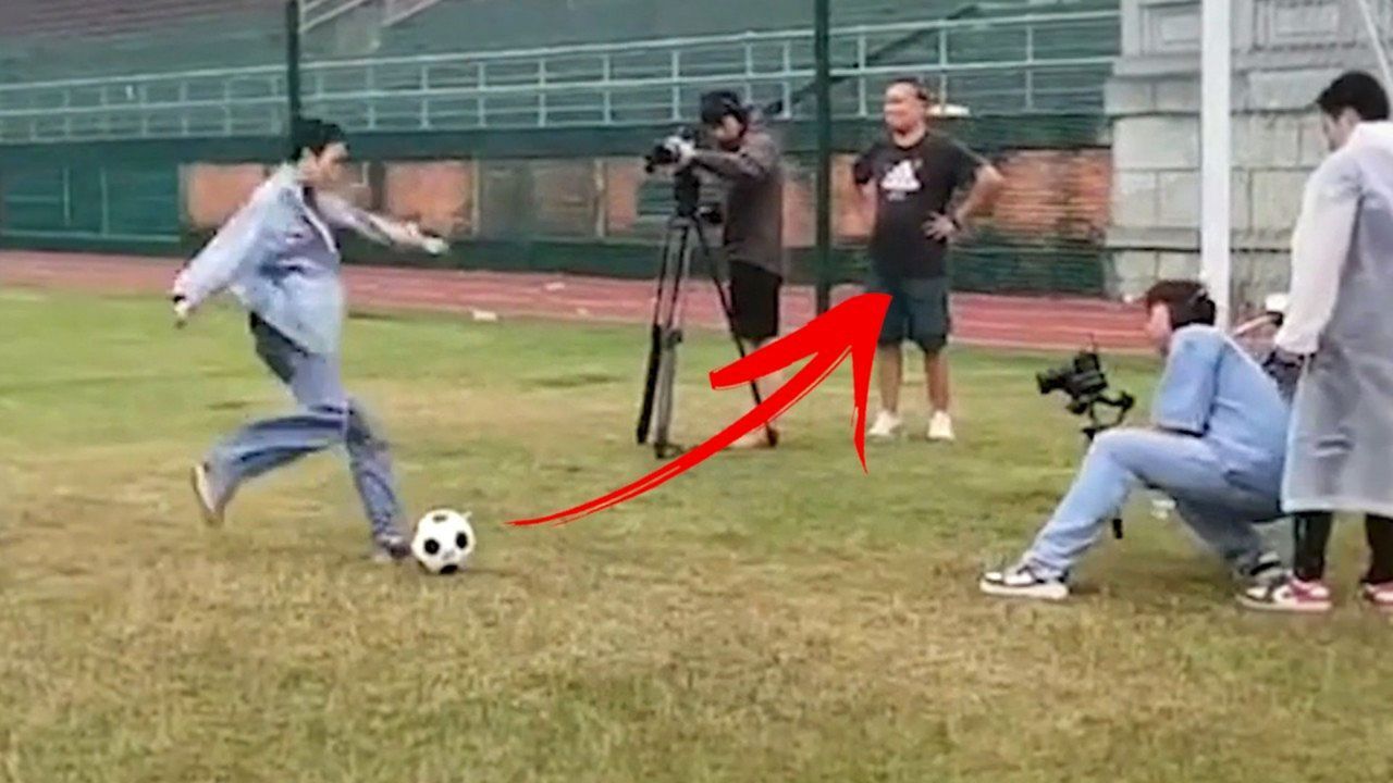 Video: Schauspieler soll auf Tor schießen – das geht komplett daneben