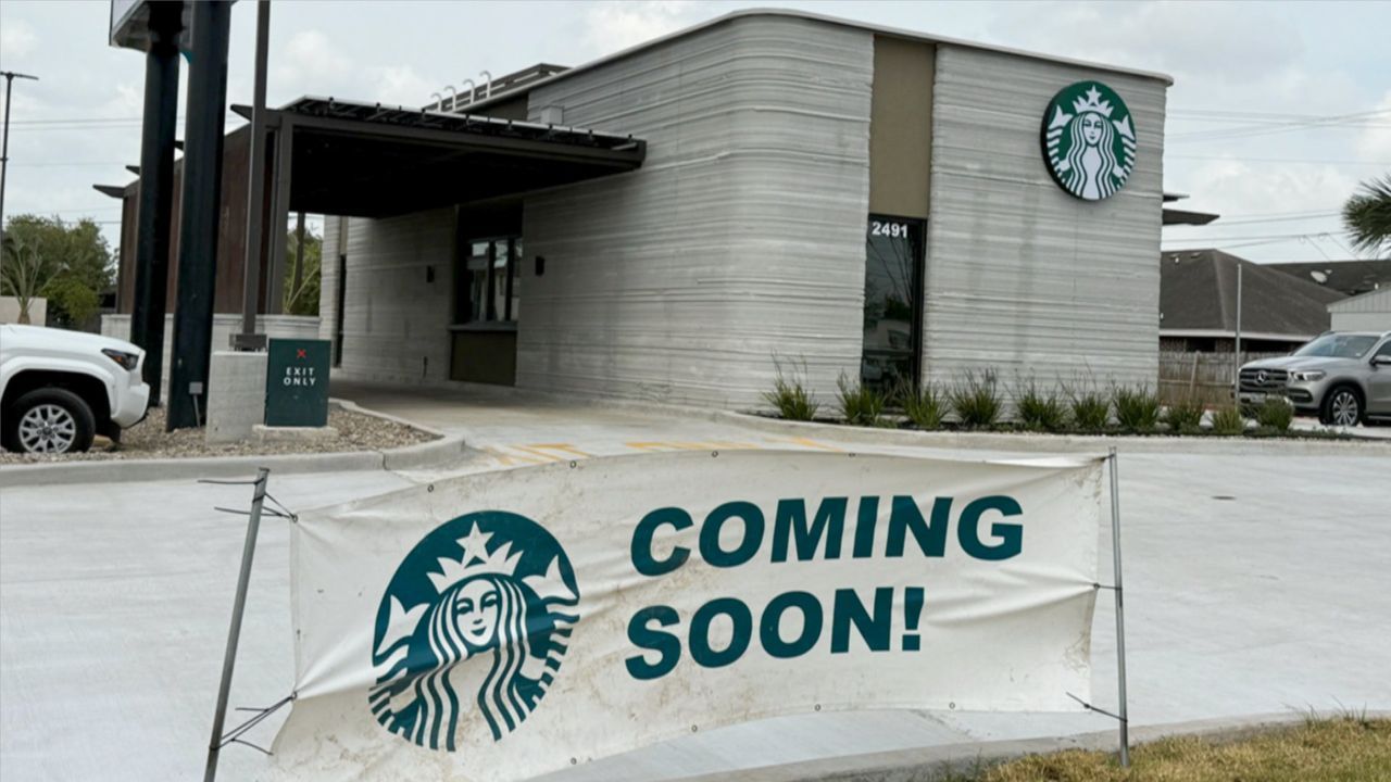 Video: Café aus dem 3D-Drucker: Deutsche Firma stampft Starbucks in Texas aus dem Boden