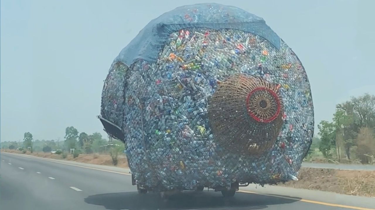 Plastikberg rollt über Thailands Straßen - Pick-up verschwindet unter Müll