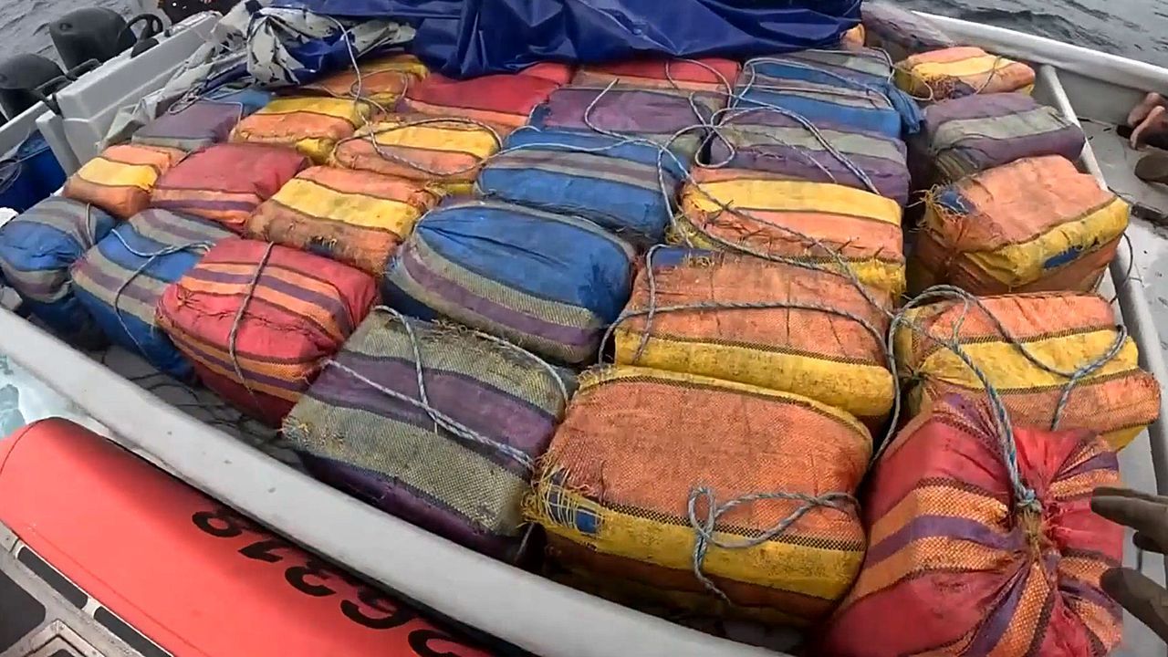 Video: Drogenrazzia im Pazifik: US-Küstenwache schnappt Schmugglerboot