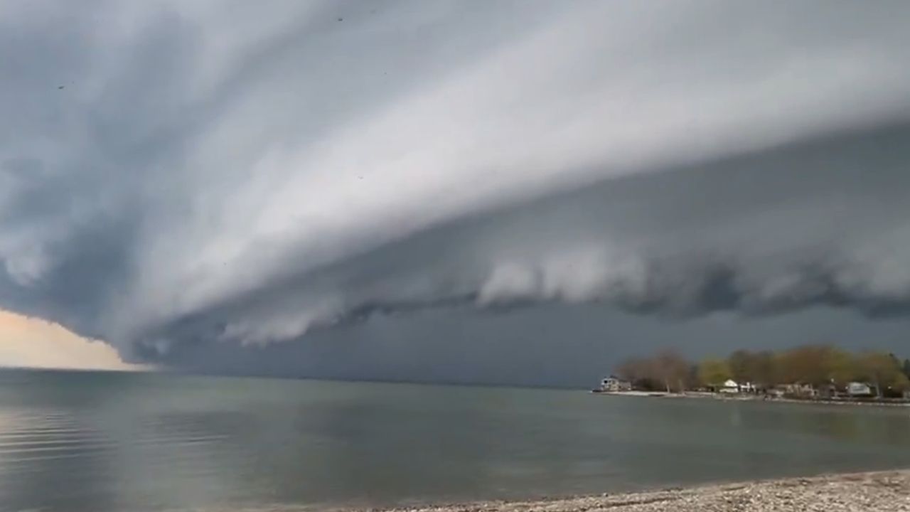 Zjawisko pogodowe nad jeziorem Erie: Chmura arcus unosi się groźnie nad jeziorem