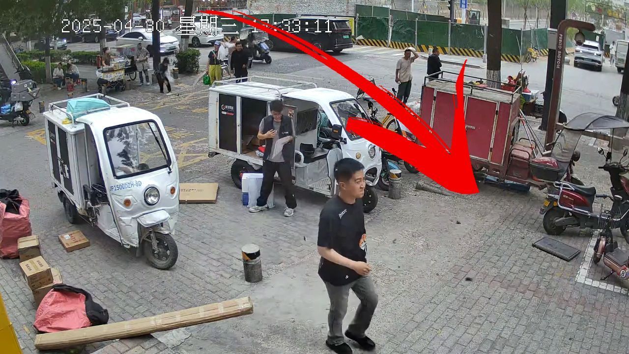 Video: Bäume stürzen auf Gehsteig – Passanten haben riesiges Glück