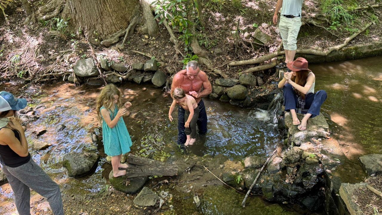 Trotz Badeverbot: US-Gesundheitsminister Kennedy planscht in verseuchtem Bach