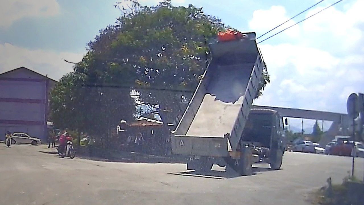 Video: Lkw-Fahrer vergisst Ladefläche – und reißt Stromleitungen mit