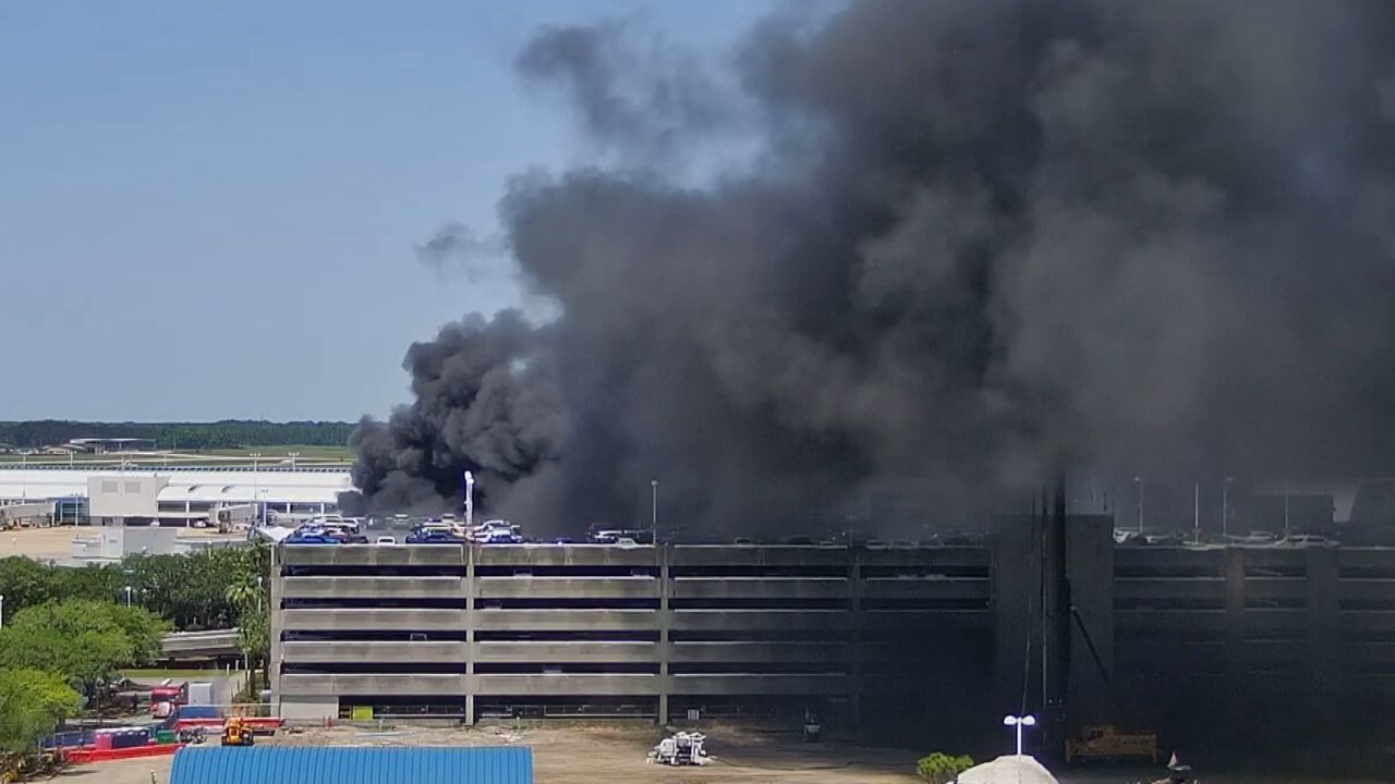Feuer im Parkhaus – Flughafen in Florida vorübergehend geschlossen