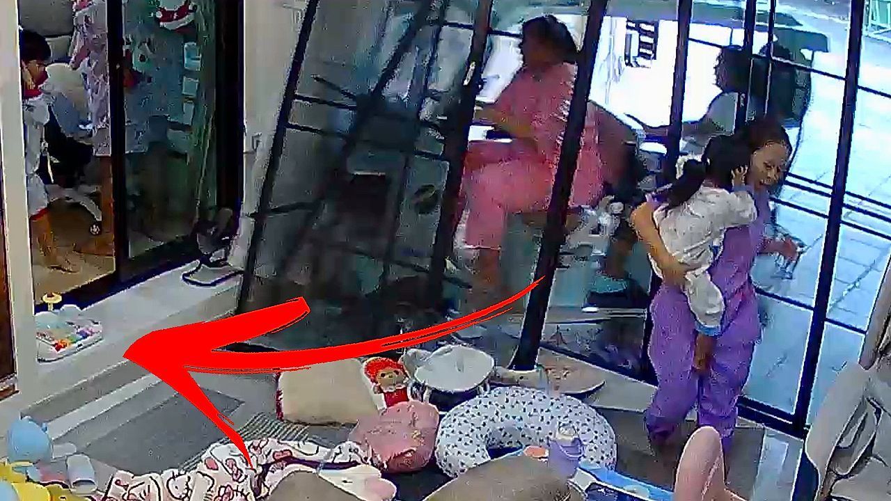 Video: Ab durch die Mitte: Babysitterin rammt Glastür mit Golfbuggy
