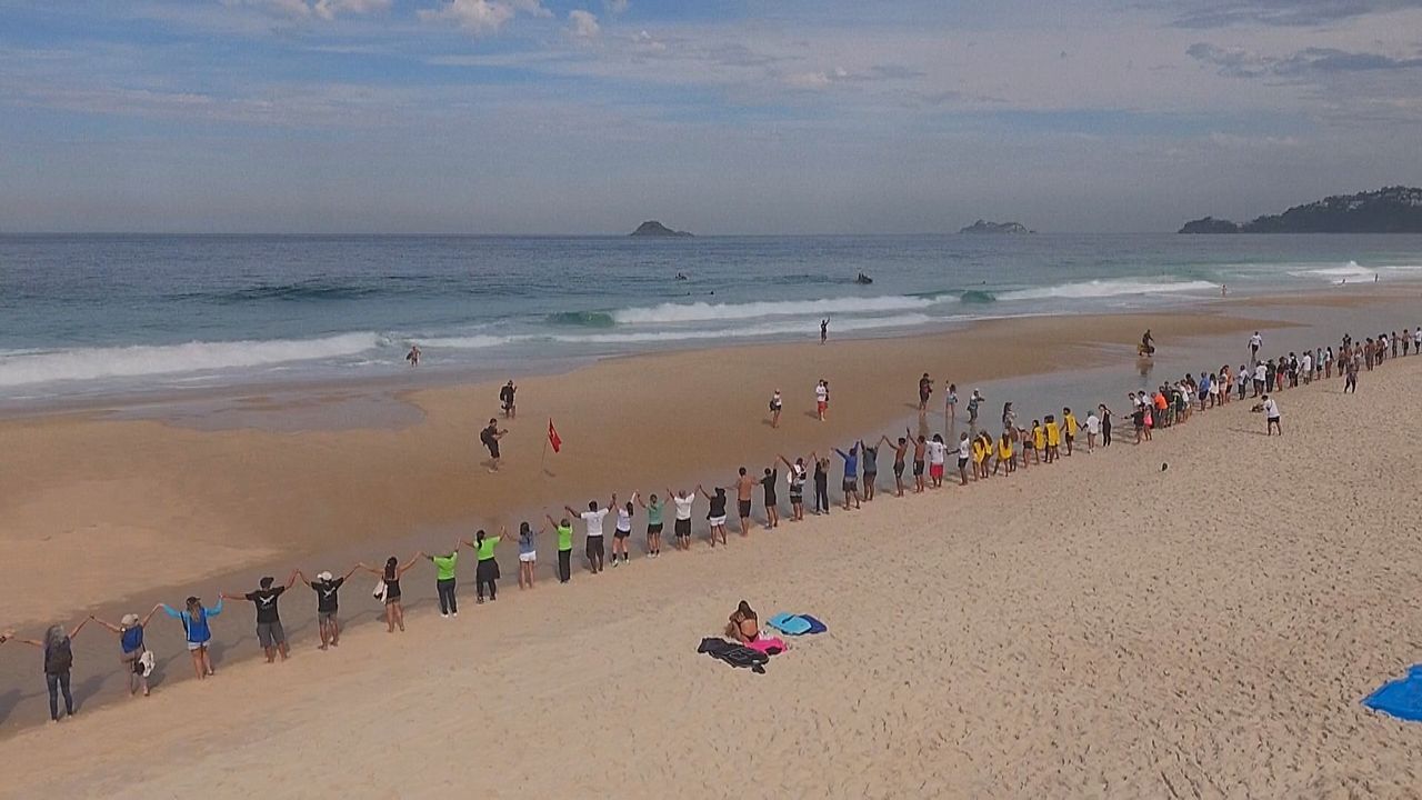 „The Hug“ in Rio: Eine Umarmung für den Ozean am Weltmeertag