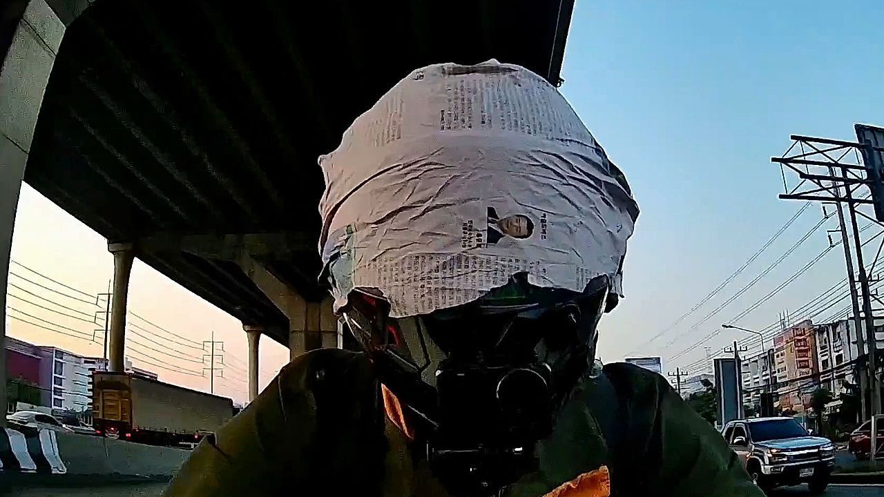 Blindflug: Zeitung trifft Motorradfahrer – Mann reagiert sensationell