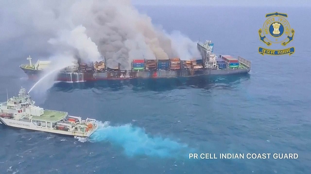 Containerschiff in Flammen: Drohende Umweltkatastrophe vor Indiens Küste