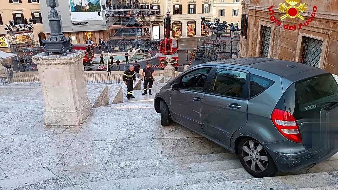 Wie bei Mission Impossible: Rentner fährt die Spanische Treppe in Rom hinunter