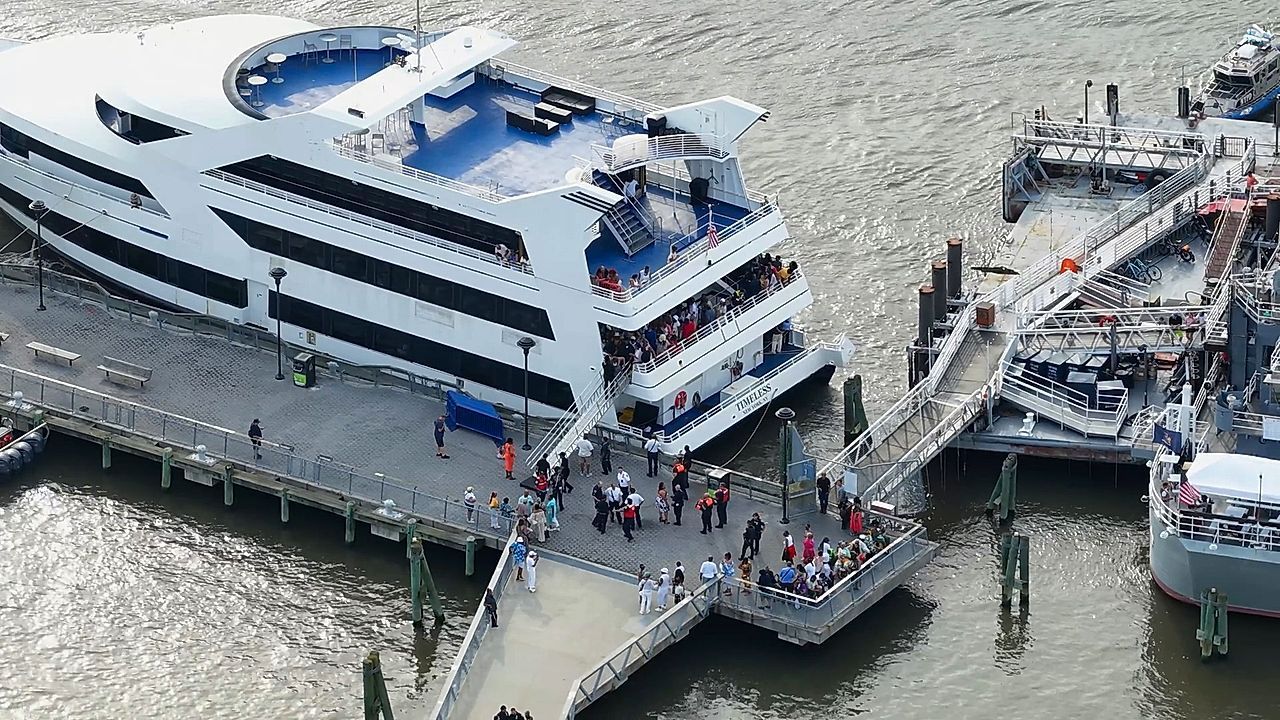 35 Verletzte in New York: Partyyacht „Timeless“ kracht in Pier