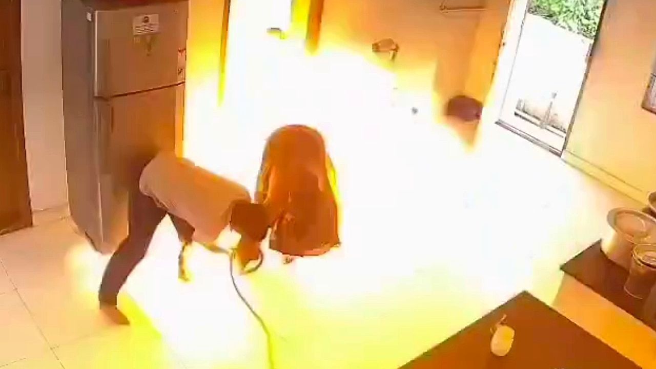 Video: Frau kämpft mit offener Gasflasche – Küche verwandelt sich in Feuerball