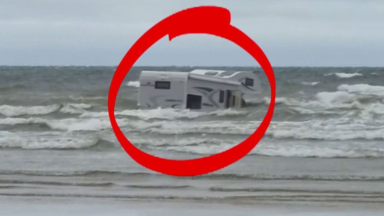 Video: Warnungen ignoriert: Wohnmobil versinkt bei Flut im Meer