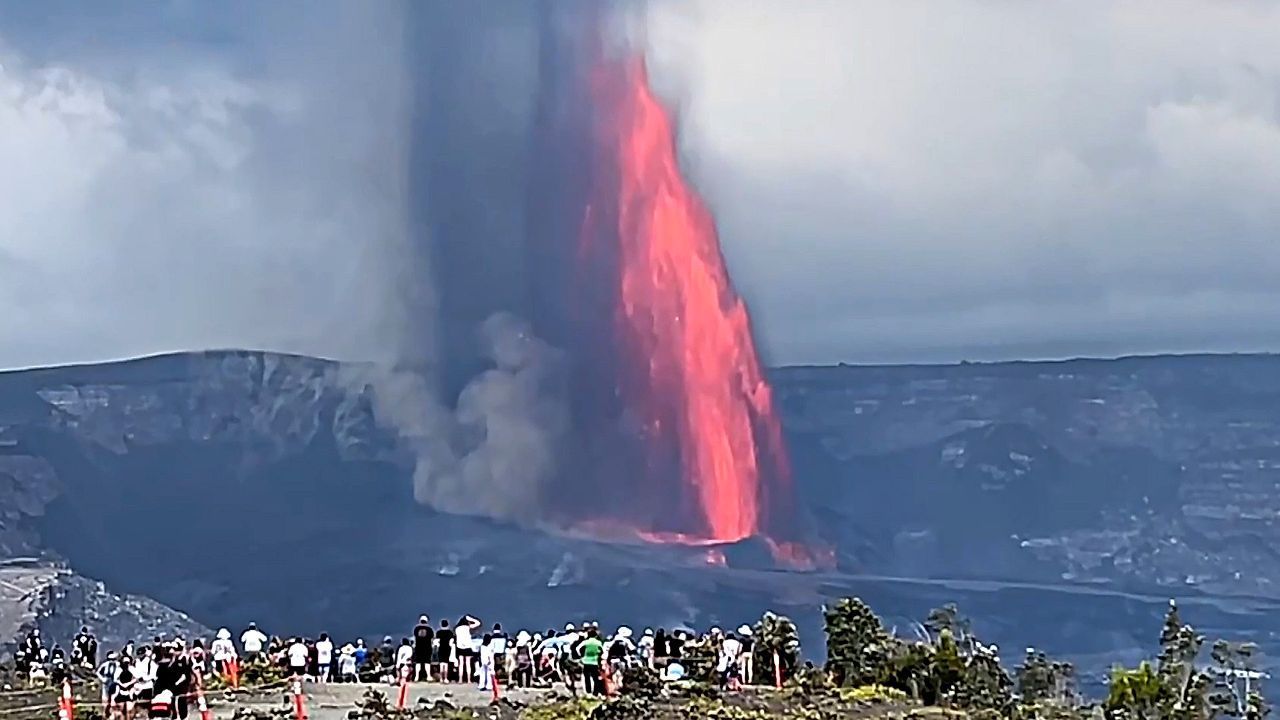 Vulkanspektakel: Kilauea schleudert Lavafontäne hunderte Meter hoch in den Himmel