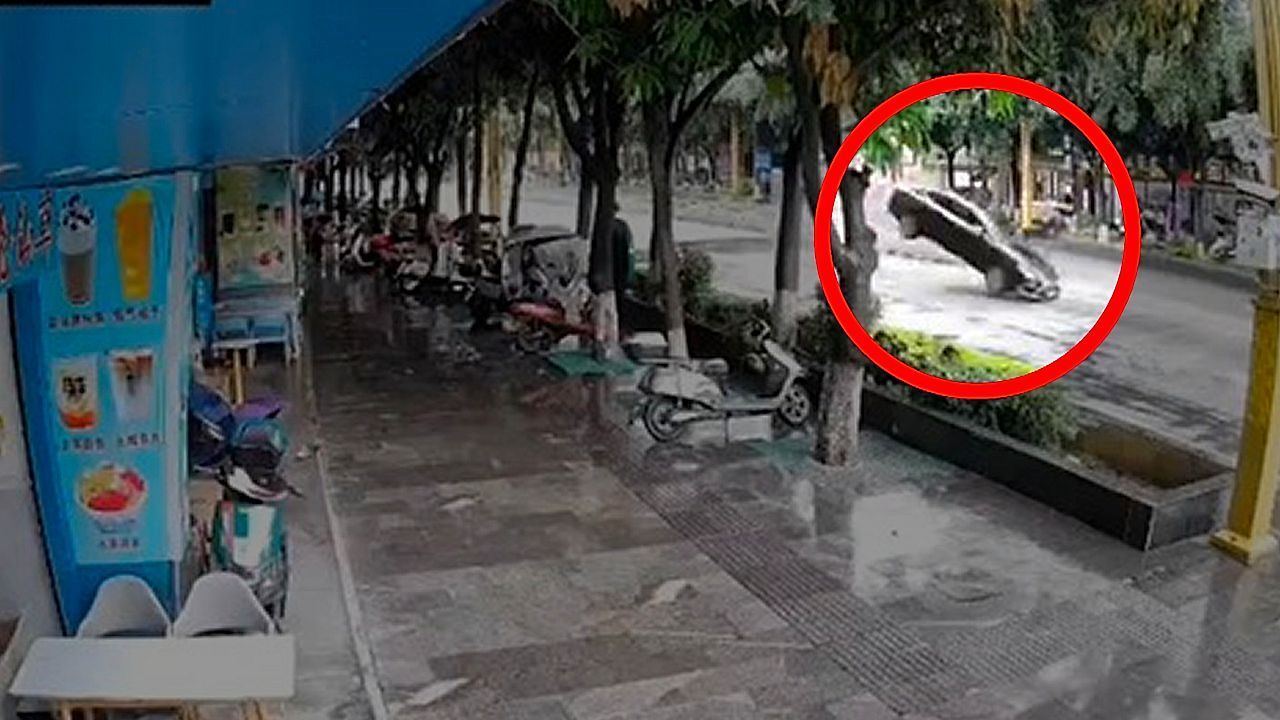 Senkloch öffnet sich unter Auto – Fahrer hebt ab