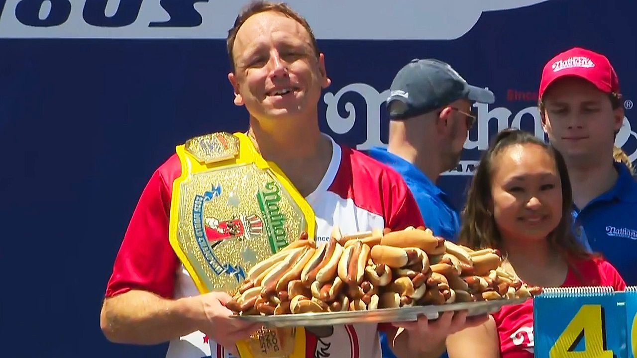 Video: Schnellesser-Comeback: Joey Chestnut holt sich 17. Titel beim Hot-Dog-Wettessen