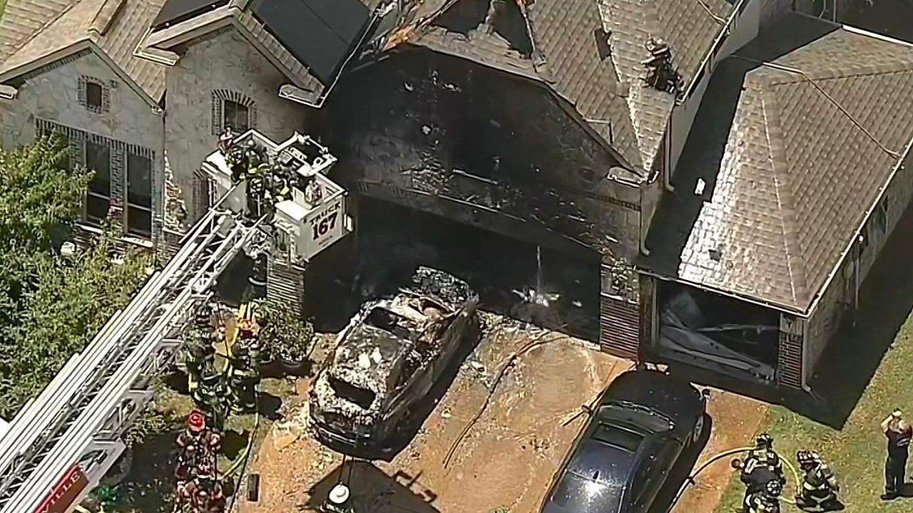 Tesla-Ladestation fängt Feuer – Haus in Texas brennt teilweise ab