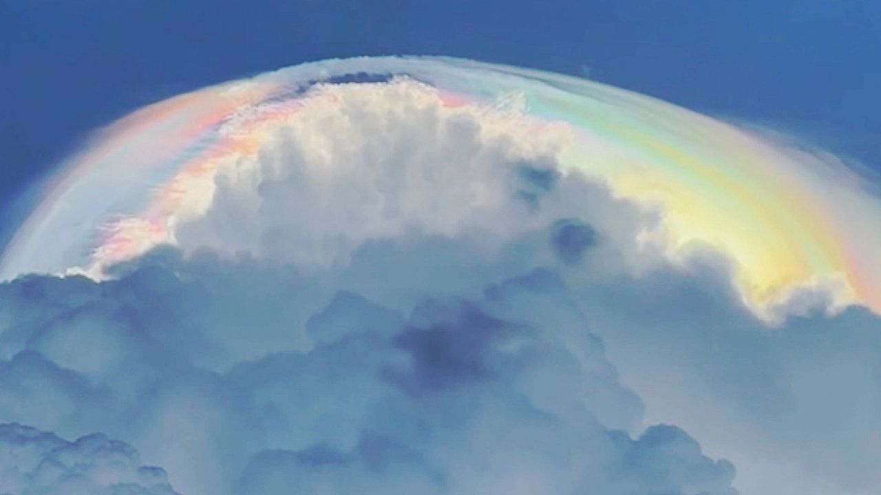 Video: Wie ein Heiligenschein: Regenbogenwolke leuchtet über Sturmwolken